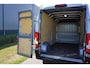Peugeot Boxer 2.2 BlueHDi 140 L3H2 3.5t Zwaar in Topstaat |Trekhaak |FULL-LED |Groot scherm |Camera |Cruise |Navi |Carplay |Android auto |EURO6 |1e eigenaar |3500 KG |Metallic