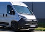 Peugeot Boxer 2.2 BlueHDi 140 L3H2 3.5t Zwaar in Topstaat |Trekhaak |FULL-LED |Groot scherm |Camera |Cruise |Navi |Carplay |Android auto |EURO6 |1e eigenaar |3500 KG |Metallic