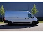 Peugeot Boxer 2.2 BlueHDi 140 L3H2 3.5t Zwaar in Topstaat |Trekhaak |FULL-LED |Groot scherm |Camera |Cruise |Navi |Carplay |Android auto |EURO6 |1e eigenaar |3500 KG |Metallic