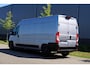 Peugeot Boxer 2.2 BlueHDi 140 L3H2 3.5t Zwaar in Topstaat |Trekhaak |FULL-LED |Groot scherm |Camera |Cruise |Navi |Carplay |Android auto |EURO6 |1e eigenaar |3500 KG |Metallic