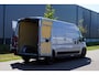 Peugeot Boxer 2.2 BlueHDi 140 L3H2 3.5t Zwaar in Topstaat |Trekhaak |FULL-LED |Groot scherm |Camera |Cruise |Navi |Carplay |Android auto |EURO6 |1e eigenaar |3500 KG |Metallic