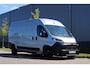 Peugeot Boxer 2.2 BlueHDi 140 L3H2 3.5t Zwaar in Topstaat |Trekhaak |FULL-LED |Groot scherm |Camera |Cruise |Navi |Carplay |Android auto |EURO6 |1e eigenaar |3500 KG |Metallic