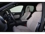 Volvo XC60 T6 Recharge AWD Plus Bright - Luchtvering - IntelliSafe Assist & Surround - Harman/Kardon audio - Adaptieve LED koplampen - Parkeercamera achter - Verwarmde voorstoelen, stuur & achterbank - Parkeersensoren voor & achter - Elektr. bedienb. voorstoelen met geheugen - Inklapbare trekhaak - 22' LMV
