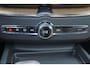 Volvo XC60 T6 Recharge AWD Plus Bright - Luchtvering - IntelliSafe Assist & Surround - Harman/Kardon audio - Adaptieve LED koplampen - Parkeercamera achter - Verwarmde voorstoelen, stuur & achterbank - Parkeersensoren voor & achter - Elektr. bedienb. voorstoelen met geheugen - Inklapbare trekhaak - 22' LMV