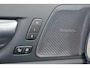 Volvo XC60 T6 Recharge AWD Plus Bright - Luchtvering - IntelliSafe Assist & Surround - Harman/Kardon audio - Adaptieve LED koplampen - Parkeercamera achter - Verwarmde voorstoelen, stuur & achterbank - Parkeersensoren voor & achter - Elektr. bedienb. voorstoelen met geheugen - Inklapbare trekhaak - 22' LMV