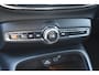 Volvo XC40 B4 211PK Automaat Plus Dark / Adaptive Cruise control / Extra getint glas / Harman Kardon / Elektrisch verstelbare stoelen met geheugen / Stoel- en stuurverwarming / Elektrisch panorama schuifdak / Trekhaak