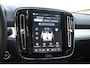 Volvo XC40 B4 211PK Automaat Plus Dark / Adaptive Cruise control / Extra getint glas / Harman Kardon / Elektrisch verstelbare stoelen met geheugen / Stoel- en stuurverwarming / Trekhaak