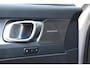 Volvo XC40 B4 211PK Automaat Plus Dark / Adaptive Cruise control / Extra getint glas / Harman Kardon / Elektrisch verstelbare stoelen met geheugen / Stoel- en stuurverwarming / Trekhaak