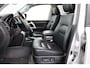 Toyota Land Cruiser 4.5 V8 D-4D Executive High Roof Window Van | Panoramadak | Trekhaak | Leder | JBL | BearLock | Navigatie | Stoelventilatie | Stoel-/stuurverwarming | Houtinleg | Treeplanken | 20 inch