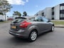 Ford Focus 1.0i EcoBoost Titanium 5-Deurs 101 PK. Distributieriem en waterpomp vervangen in 2025 bij 118.000 KM !!! Zeer goed onderhouden auto van de tweede eigenaar !!