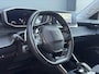 Peugeot 2008 1.2 PureTech Allure ✓Recent beurt gehad✓D-riem vv in 06-2025✓Camera°360✓Draadloze telefoonlader✓Carplay✓Keyless✓Automaat✓Trekhaak✓Halfleder✓Navi✓Clima✓Cruise✓131pk✓Lm velgen✓2e Eigenaar✓Pdc V+A✓Rijstrooksensor✓N.A.P✓Apk tot 04-2028
