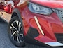 Peugeot 2008 1.2 PureTech Allure ✓Recent beurt gehad✓D-riem vv in 06-2025✓Camera°360✓Draadloze telefoonlader✓Carplay✓Keyless✓Automaat✓Trekhaak✓Halfleder✓Navi✓Clima✓Cruise✓131pk✓Lm velgen✓2e Eigenaar✓Pdc V+A✓Rijstrooksensor✓N.A.P✓Apk tot 04-2028
