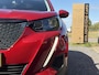 Peugeot 2008 1.2 PureTech Allure ✓Recent beurt gehad✓D-riem vv in 06-2025✓Camera°360✓Draadloze telefoonlader✓Carplay✓Keyless✓Automaat✓Trekhaak✓Halfleder✓Navi✓Clima✓Cruise✓131pk✓Lm velgen✓2e Eigenaar✓Pdc V+A✓Rijstrooksensor✓N.A.P✓Apk tot 04-2028