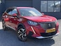 Peugeot 2008 1.2 PureTech Allure ✓Recent beurt gehad✓D-riem vv in 06-2025✓Camera°360✓Draadloze telefoonlader✓Carplay✓Keyless✓Automaat✓Trekhaak✓Halfleder✓Navi✓Clima✓Cruise✓131pk✓Lm velgen✓2e Eigenaar✓Pdc V+A✓Rijstrooksensor✓N.A.P✓Apk tot 04-2028