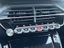 Peugeot 2008 1.2 PureTech Allure ✓Recent beurt gehad✓D-riem vv in 06-2025✓Camera°360✓Draadloze telefoonlader✓Carplay✓Keyless✓Automaat✓Trekhaak✓Halfleder✓Navi✓Clima✓Cruise✓131pk✓Lm velgen✓2e Eigenaar✓Pdc V+A✓Rijstrooksensor✓N.A.P✓Apk tot 04-2028