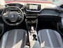 Peugeot 2008 1.2 PureTech Allure ✓Recent beurt gehad✓D-riem vv in 06-2025✓Camera°360✓Draadloze telefoonlader✓Carplay✓Keyless✓Automaat✓Trekhaak✓Halfleder✓Navi✓Clima✓Cruise✓131pk✓Lm velgen✓2e Eigenaar✓Pdc V+A✓Rijstrooksensor✓N.A.P✓Apk tot 04-2028