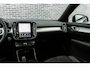 Volvo XC40 2.0 B4 Plus Dark | Trekhaak | Panoramadak | Harman Kardon Audio | Achteruitrijcamera | Parkeersensoren | Keyless Entry | Elektrische Achterklep | Elektrisch Verstelbare Voorstoelen | Stoelverwarming | Google Navigatie | Apple Carplay | Android Auto | Lichtmetalen Velgen 18 inch