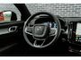 Volvo XC40 2.0 B4 Plus Dark | Trekhaak | Panoramadak | Harman Kardon Audio | Achteruitrijcamera | Parkeersensoren | Keyless Entry | Elektrische Achterklep | Elektrisch Verstelbare Voorstoelen | Stoelverwarming | Google Navigatie | Apple Carplay | Android Auto | Lichtmetalen Velgen 18 inch