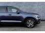 Volvo XC40 2.0 B4 Plus Dark | Trekhaak | Panoramadak | Harman Kardon Audio | Achteruitrijcamera | Parkeersensoren | Keyless Entry | Elektrische Achterklep | Elektrisch Verstelbare Voorstoelen | Stoelverwarming | Google Navigatie | Apple Carplay | Android Auto | Lichtmetalen Velgen 18 inch