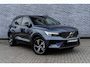 Volvo XC40 2.0 B4 Plus Dark | Trekhaak | Panoramadak | Harman Kardon Audio | Achteruitrijcamera | Parkeersensoren | Keyless Entry | Elektrische Achterklep | Elektrisch Verstelbare Voorstoelen | Stoelverwarming | Google Navigatie | Apple Carplay | Android Auto | Lichtmetalen Velgen 18 inch
