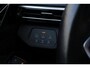 Volkswagen ID.5 Pro 77 kWh Warmtepomp Emergency braking DAB Stuurwiel verwarmd Sfeerverlichting Verkeersborddetectie Getint glas Grootlicht ass. Botsherkenning Navi
