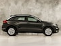 Volkswagen T-Roc 1.0 TSI Sport (APPLE CARPLAY, 1e EIGENAAR, GROOT NAVI, LM VELGEN, SPORTSTOELEN, PARKEERSENSOREN, ADAPTIVE CRUISE, NIEUWSTAAT)