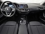 BMW 1-Serie 118i Sport Automaat (APPLE CARPLAY, DEALER ONDERHOUDEN, GROOT NAVI, CAMERA, STUUR/STOELVERWARMING, SPORTSTOELEN, TREKHAAK, GETINT GLAS, ELEK ACHTERKLEP, NIEUWSTAAT)