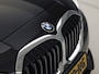 BMW 1-Serie 118i Sport Automaat (APPLE CARPLAY, DEALER ONDERHOUDEN, GROOT NAVI, CAMERA, STUUR/STOELVERWARMING, SPORTSTOELEN, TREKHAAK, GETINT GLAS, ELEK ACHTERKLEP, NIEUWSTAAT)
