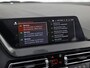 BMW 1-Serie 118i Sport Automaat (APPLE CARPLAY, DEALER ONDERHOUDEN, GROOT NAVI, CAMERA, STUUR/STOELVERWARMING, SPORTSTOELEN, TREKHAAK, GETINT GLAS, ELEK ACHTERKLEP, NIEUWSTAAT)