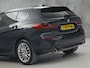 BMW 1-Serie 118i Sport Automaat (APPLE CARPLAY, DEALER ONDERHOUDEN, GROOT NAVI, CAMERA, STUUR/STOELVERWARMING, SPORTSTOELEN, TREKHAAK, GETINT GLAS, ELEK ACHTERKLEP, NIEUWSTAAT)
