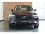 Volvo XC90 T8 Plug-in hybrid AWD Ultra Dark | Luchtvering | Panoramadak | Trekhaak | Premium audio by Bowers&Wilkins | Verwarmbare voorstoelen met massagefunctie |