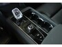 Volvo XC90 T8 Plug-in hybrid AWD Ultra Dark | Luchtvering | Panoramadak | Trekhaak | Premium audio by Bowers&Wilkins | Verwarmbare voorstoelen met massagefunctie |