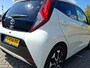 Toyota Aygo 1.0 VVT-i x-joy | BTW voertuig | Dealer onderhouden | Climate control | Apple CarPlay/Android Auto | Achteruitrijcamera | Automatische verlichting |