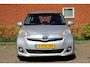 Toyota Verso-S 1.3 VVT-i 100pk Aspiration | 5 deuren | Airco | Navigatie | Achteruitrijcamera | Parkeersensoren | Centr. deurvegr. | Stuurbekrachtiging |