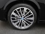 BMW iX1 xDrive30 Launch Edition 67 kWh M-PAKKET INTERIEUR & EXTERIEUR | PANORAMDAK | CAMERA | NAVIGATIE | SPORTSTOELEN | AMBIANTE VERLICHTING | STOEL & STUURVERWARMING | 20 INCH LMV | CLIMA | DAB | 12 MAANDEN BOVAG GARANTIE |