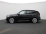 BMW iX1 xDrive30 Launch Edition 67 kWh M-PAKKET INTERIEUR & EXTERIEUR | PANORAMDAK | CAMERA | NAVIGATIE | SPORTSTOELEN | AMBIANTE VERLICHTING | STOEL & STUURVERWARMING | 20 INCH LMV | CLIMA | DAB | 12 MAANDEN BOVAG GARANTIE |