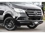 Mercedes-Benz Sprinter 319 1.9 CDI L2H2 DC Black Edition Adaptieve Cruise, 360 Camera, Carplay, LED, 10,5'' Mbux, Stoelverwarming, Automaat, 190pk, 3500kg Trekhaak, Uniek!