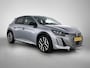 Peugeot 208 GT Hybrid 145pk Automaat | Navigatie | 360° Camera | Climate Control | Adaptieve Cruise Control | Parkeersensoren v+a | Armsteun | Keyless | Full Led koplampen | Dodehoeksensor| Leder/stof sportstoelen | Bluetooth | Draadloze Apple CarPlay / Android Auto + telefoonlader | DAB+ radio | Donker getint glas | 17" lichtmetalen velgen |