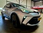 Toyota C-HR / C-HR+ 1.8 Hybrid Adventure + Dealer OH|Keyless|Camera|Navi|Apple|Android|DAB|Dodehoek|Lane|LED|18"LMV