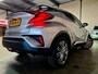 Toyota C-HR / C-HR+ 1.8 Hybrid Adventure + Dealer OH|Keyless|Camera|Navi|Apple|Android|DAB|Dodehoek|Lane|LED|18"LMV
