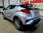 Toyota C-HR / C-HR+ 1.8 Hybrid Adventure + Dealer OH|Keyless|Camera|Navi|Apple|Android|DAB|Dodehoek|Lane|LED|18"LMV