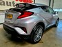 Toyota C-HR / C-HR+ 1.8 Hybrid Adventure + Dealer OH|Keyless|Camera|Navi|Apple|Android|DAB|Dodehoek|Lane|LED|18"LMV