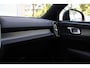 Volvo XC40 T2 R-Design | Verwarmbare Vooruit | Stuurverwarming | Stoelverwarming | Trekhaak | All-Season Banden | Leder/Alcantara Bekleding | Zwart Dak | BLIS | Keyless | Elektrische Achterklep | Adaptieve Cruise Control | Pilot Assist |