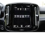 Volvo XC40 T2 R-Design | Verwarmbare Vooruit | Stuurverwarming | Stoelverwarming | Trekhaak | All-Season Banden | Leder/Alcantara Bekleding | Zwart Dak | BLIS | Keyless | Elektrische Achterklep | Adaptieve Cruise Control | Pilot Assist |