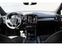 Volvo XC40 T2 R-Design | Verwarmbare Vooruit | Stuurverwarming | Stoelverwarming | Trekhaak | All-Season Banden | Leder/Alcantara Bekleding | Zwart Dak | BLIS | Keyless | Elektrische Achterklep | Adaptieve Cruise Control | Pilot Assist |