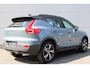 Volvo XC40 T2 R-Design | Verwarmbare Vooruit | Stuurverwarming | Stoelverwarming | Trekhaak | All-Season Banden | Leder/Alcantara Bekleding | Zwart Dak | BLIS | Keyless | Elektrische Achterklep | Adaptieve Cruise Control | Pilot Assist |