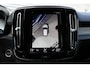 Volvo XC40 T2 R-Design | Verwarmbare Vooruit | Stuurverwarming | Stoelverwarming | Trekhaak | All-Season Banden | Leder/Alcantara Bekleding | Zwart Dak | BLIS | Keyless | Elektrische Achterklep | Adaptieve Cruise Control | Pilot Assist |