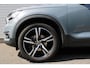 Volvo XC40 T2 R-Design | Verwarmbare Vooruit | Stuurverwarming | Stoelverwarming | Trekhaak | All-Season Banden | Leder/Alcantara Bekleding | Zwart Dak | BLIS | Keyless | Elektrische Achterklep | Adaptieve Cruise Control | Pilot Assist |