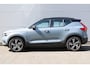 Volvo XC40 T2 R-Design | Verwarmbare Vooruit | Stuurverwarming | Stoelverwarming | Trekhaak | All-Season Banden | Leder/Alcantara Bekleding | Zwart Dak | BLIS | Keyless | Elektrische Achterklep | Adaptieve Cruise Control | Pilot Assist |