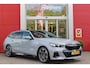 BMW 5-Serie Touring 520i M-SPORT | PANORAMA DAK | TREKHAAK ELEKTRISCH WEGKLAPBAAR | HARMAN KARDON AUDIO SYSTEM | SHADOW LINE PAKKET | ELEKTRISCH VERSTELBARE VOORSTOELEN MET GEHEUGENFUNCTIE | STOEL VENTILATIE VOOR | STOEL VERWARMING VOOR + ACHTER | 360° CAMERA | DRAADLOZE TELEFOONLADER | STAND VERWARMING | LEDEREN BEKLEDING "VEGANZA ZWART" | WARMTEWEREND GLAS | SPORT CHASSIS "M-TECHNIC" | INNOVATIE PAKKET: (HEAD UP DISPLAY/LIVE NAVIGATIE/INTERIEUR CAMERA/PARKEERSENSOREN VOOR+ACHTER/CONNECTED SERVICES) | DRAADLOZE APPLE CARPLAY/ANDROID AUTO | TRAVEL PAKKET (ELEKTRISCH BEDIENBARE ACHTERKLEP/COMFORT ACCESS/TOEGANG VIA SMARTPHONE) | DODEHOEK DETECTIE | ELEKTRISCH BEDIENBAAR STUURKOLOM |